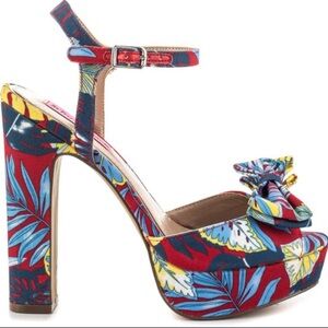 Betsey Johnson Applause sandals